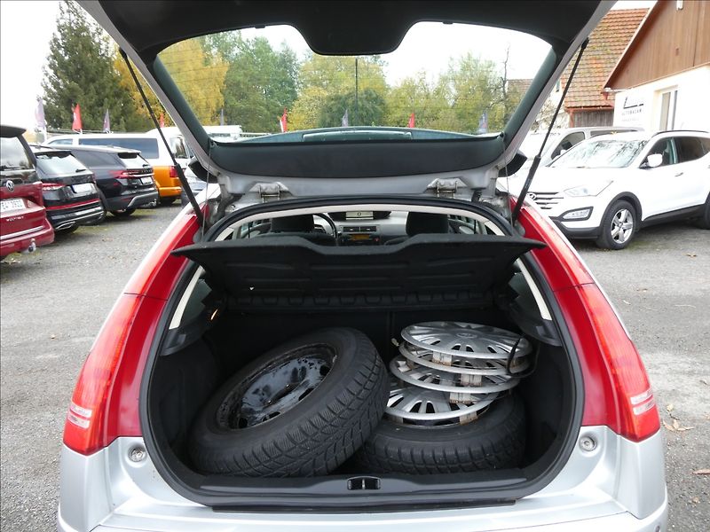 Citroën C4 1,6 i 80kW 2x kola, serviska - fotka 10 z 33