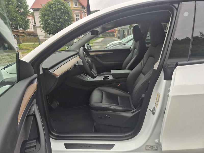 Tesla Model Y LONG RANGE DUAL MOTOR  92% - fotka 11 z 50