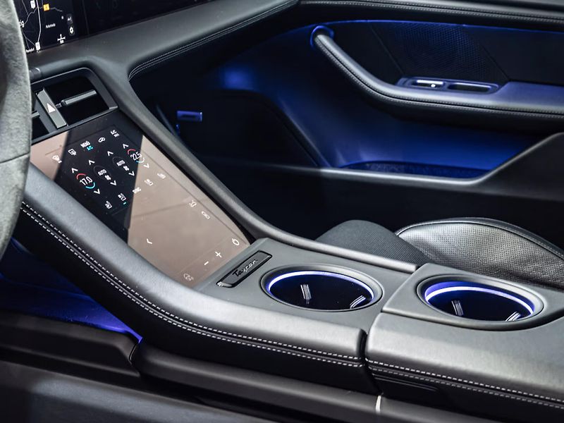Porsche Taycan GTS Sport Turismo HuD Inno Ven - fotka 13 z 20