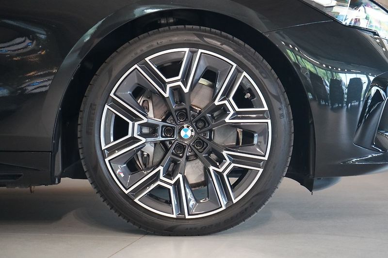 BMW Řada 5 540d xDrive, Bowers, Tažné - fotka 8 z 50