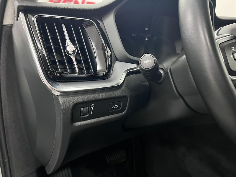 Volvo V60 2.0 T4 140 kW, Automat, 2020 - fotka 14 z 38