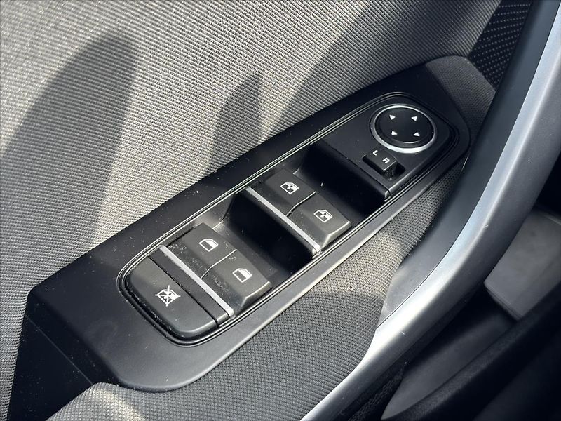Kia Ceed 1,5 TGDi Spin ZÁRUKA KAMERA - fotka 23 z 35