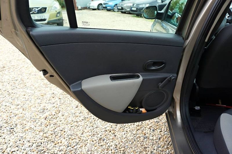 Renault Clio (2009) 1,2 16V 55 kW - fotka 19 z 33