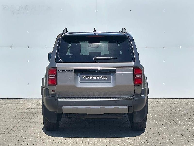 Toyota Land Cruiser 2.8 D-4D 6AT Invincible - fotka 9 z 30