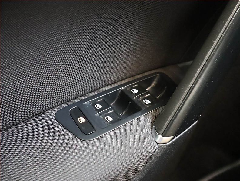 Volkswagen Golf (2017) Comfortline 1.0 TSI, Kůže - fotka 19 z 20