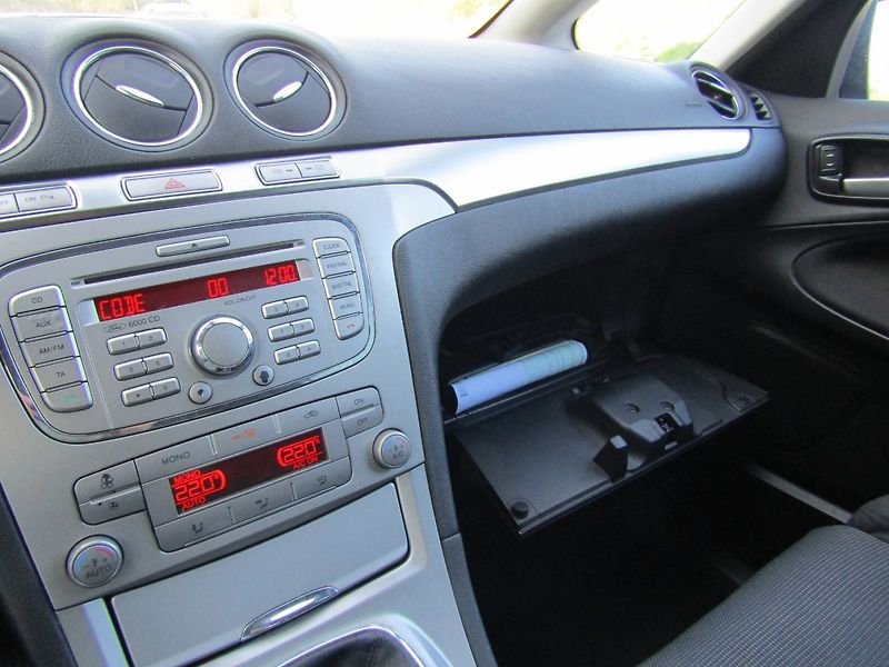 Ford S-MAX (2008) 1.8 TDCi 92kW  7 MÍST - fotka 33 z 35