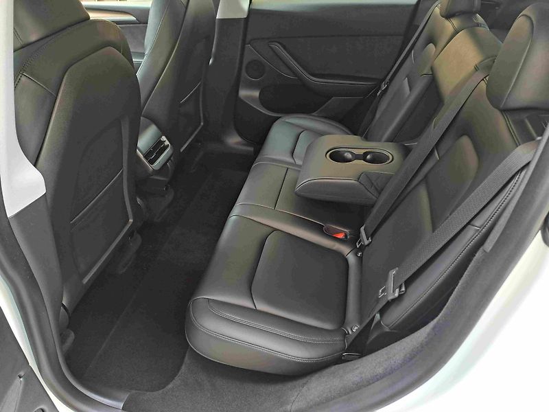 Tesla Model Y (2023) AWD Long Range  ACC  LED  NAVI - fotka 10 z 17