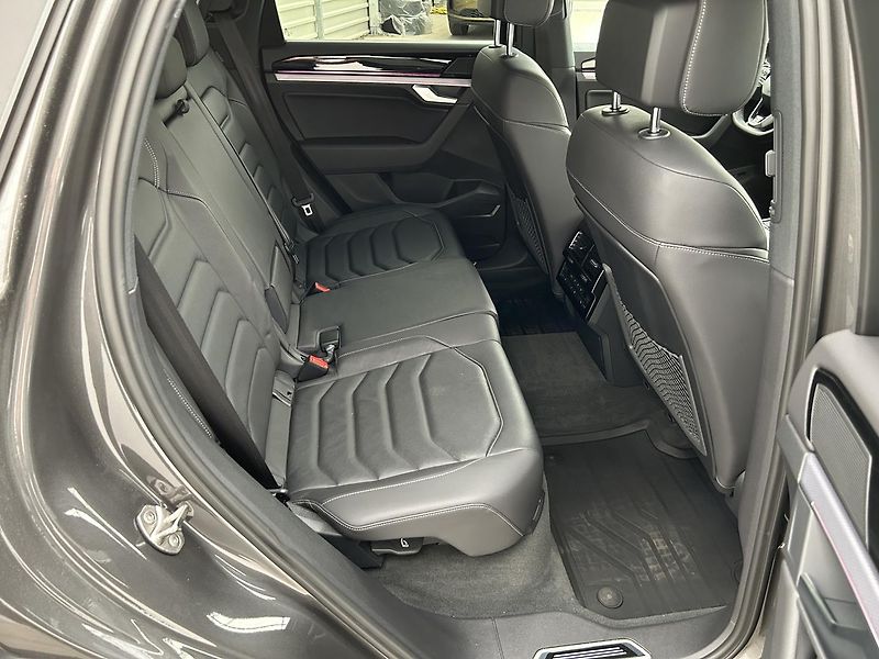 Volkswagen Touareg 3.0 TSI 4x4 R-Line - fotka 30 z 36