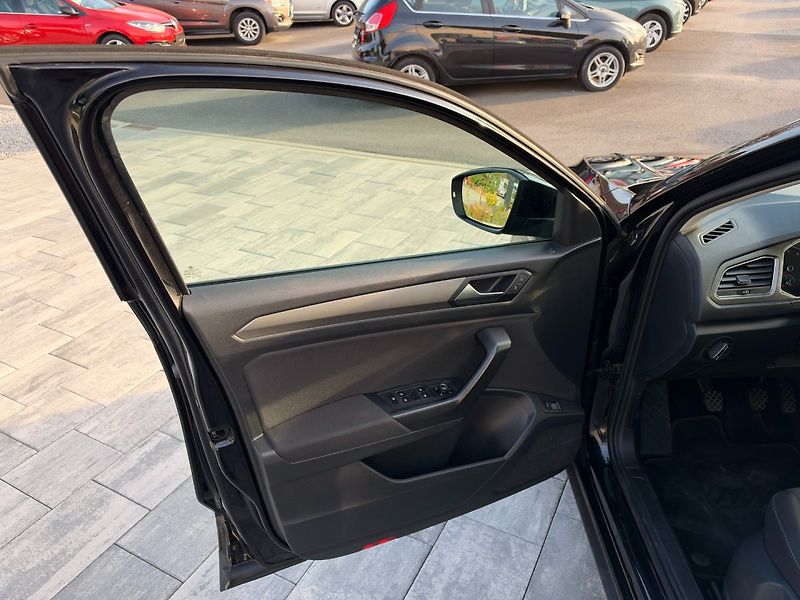 Volkswagen T-Roc (2021) Design 1.0 TSI 81kW - fotka 10 z 18