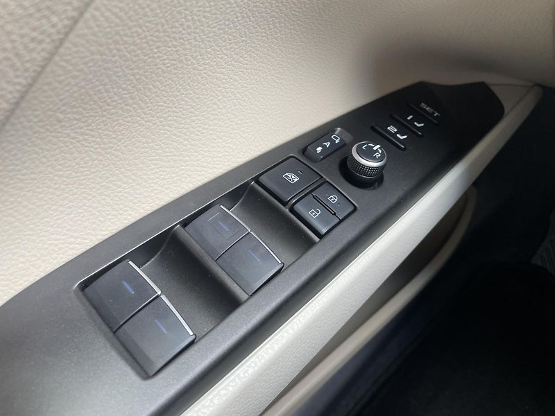 Toyota Camry EXECUTIVE VIP 2.5 Hyb. 160 kW - fotka 24 z 33