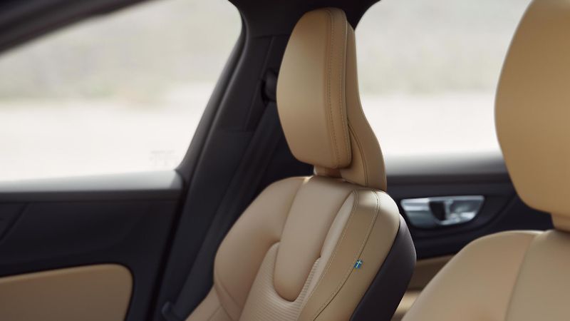 Volvo V60 (2026) B4 PLUS DARK AUT - fotka 9 z 19