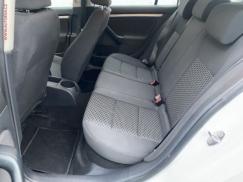 Volkswagen Golf (2010) 1.6 TDi, Trendline, AC - fotka 10 z 15