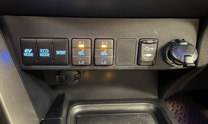 Toyota RAV4 SELECTION 4x4 e-CVT - fotka 8 z 19