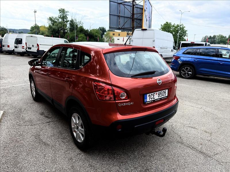Nissan Qashqai 2,0 i Tekna - fotka 7 z 23