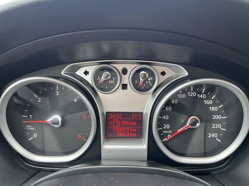 Ford Focus 1.6TDCi 66KW ČR TAŽNÉ KLIMA - fotka 18 z 39
