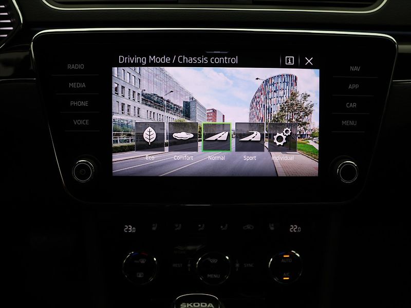 Škoda Superb 1,5 TSI 110kW L&K DSG CZ DPH - fotka 23 z 34