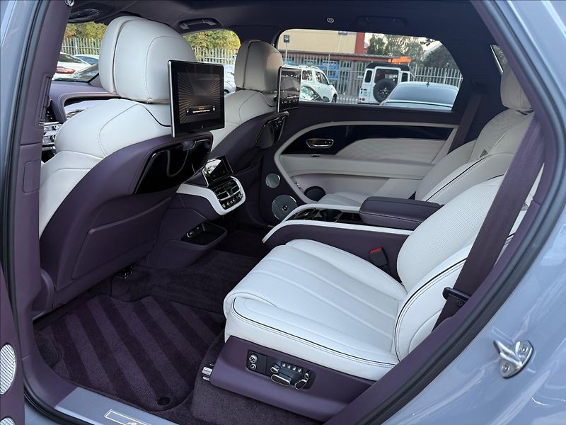 Bentley Bentayga Extended Wheelbase Azure V8 - fotka 24 z 32