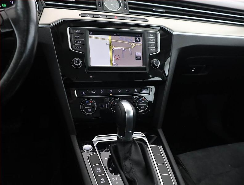 Volkswagen Passat (2016) 2.0 TDI, Automat, Serv.kniha - fotka 10 z 18