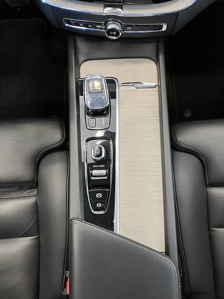 Volvo XC60 B4 AWD Inscription AT8, ČR - fotka 19 z 41