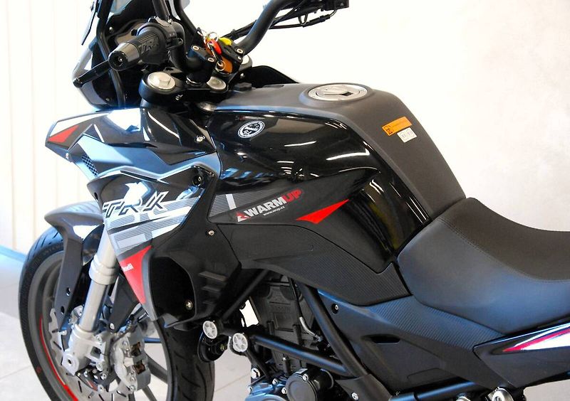 Benelli TRK 251 (2024) pouze 523km, hezký stav, původ - fotka 18 z 20
