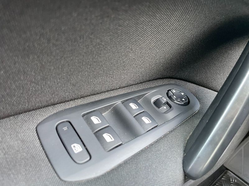 Peugeot 308 (2020) Com. 1.5HDi ČR! 1.maj.! - fotka 21 z 31