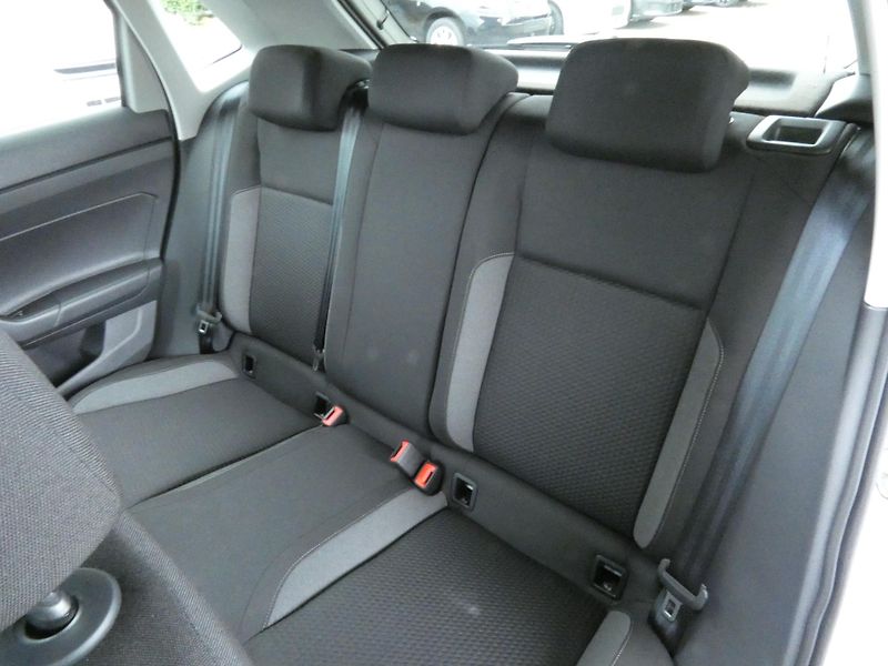 Volkswagen Polo People 1,0 TSI 85 kW 7DSG - fotka 28 z 30