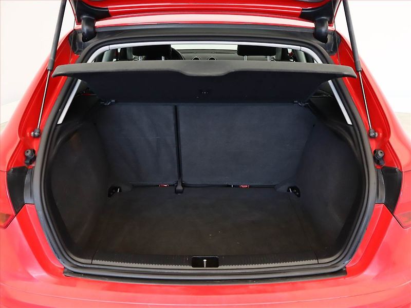 Audi A3 (2007) 1.6, po STK, oblíbený vůz - fotka 11 z 13