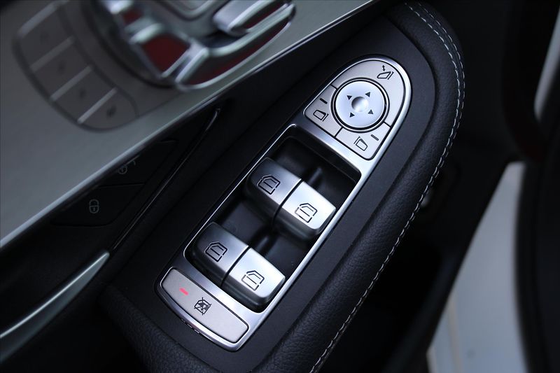 Mercedes-Benz GLC 300 4MATIC 190kW AMG ČR - fotka 12 z 29
