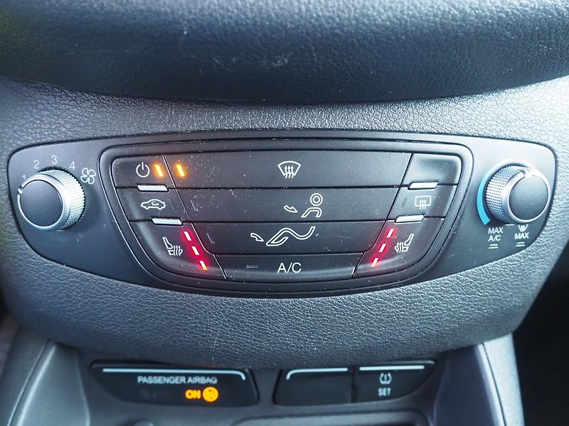 Ford Tourneo Courier (2015) 1.0i EcoBoost, 74 kW - fotka 28 z 34