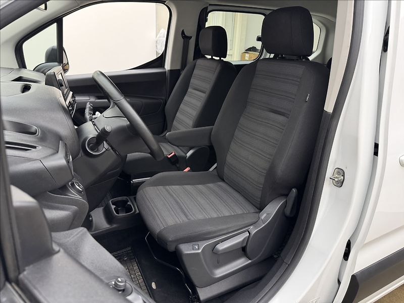 Opel Combo 1,2 81kW VÝHŘEV TAŽNÉ 1MAJ ČR - fotka 29 z 38