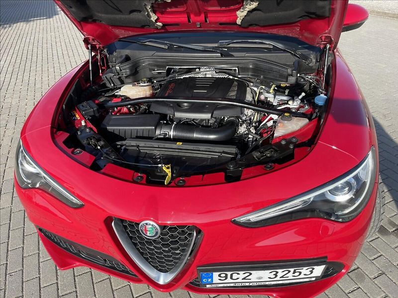 Alfa Romeo Stelvio 2,0 Turbo 280k Q4 AT8 4x4 Tažn - fotka 27 z 30