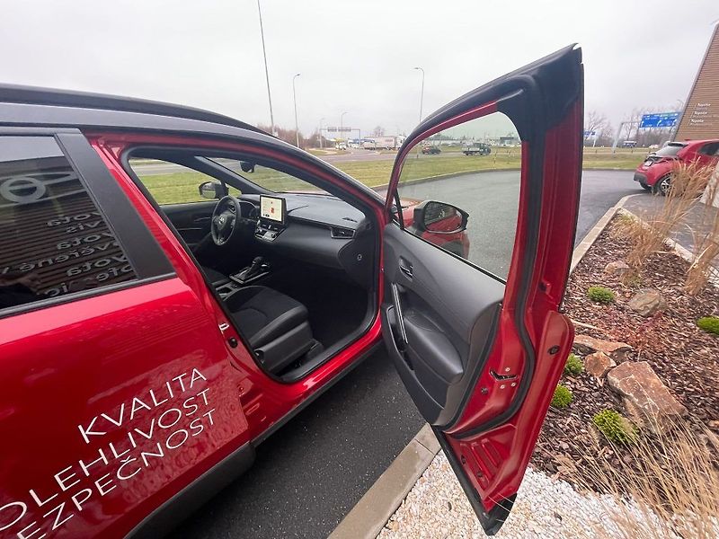 Toyota Corolla Cross 2.0 Hybrid 4x4 GR SPORT - fotka 23 z 27