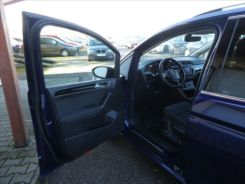 Volkswagen Touran 2,0 TDi 110kW HIGHLINE, 7.míst - fotka 23 z 44