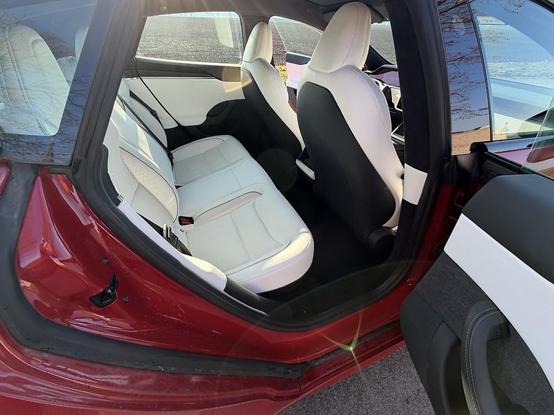 Tesla Model S (2023) Plaid 1020 HP - fotka 9 z 20