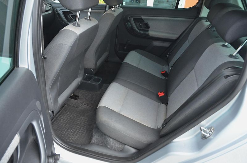 Škoda Fabia (2012) 1.2i ACTIVE / VYHŘ. SEDADLA - fotka 12 z 28