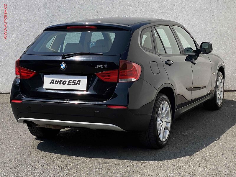 BMW X1 (2021) 2.0i sDrive18i, AC, výhřev - fotka 4 z 16