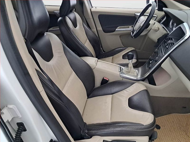 Volvo XC60 (2012) R-Design D3, 4X4, Tempomat - fotka 9 z 15