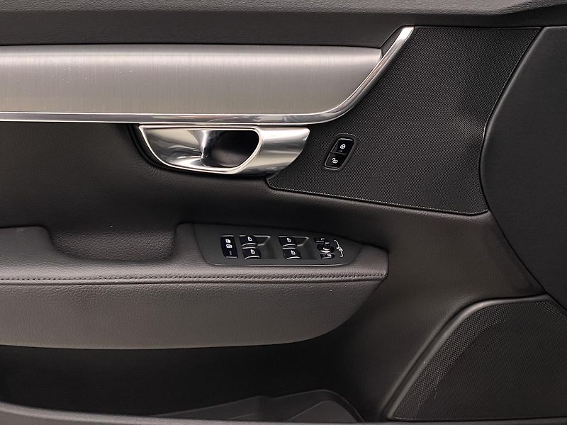 Volvo S90 D4 MOMENTUM AUT REZERVACE - fotka 27 z 43