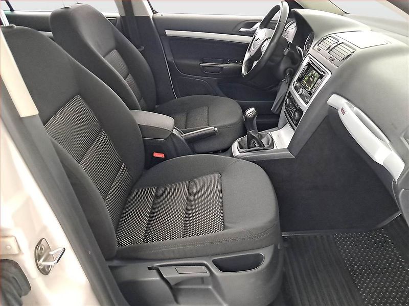 Škoda Octavia (2011) Scout 2.0 TDI, 4X4 - fotka 9 z 16