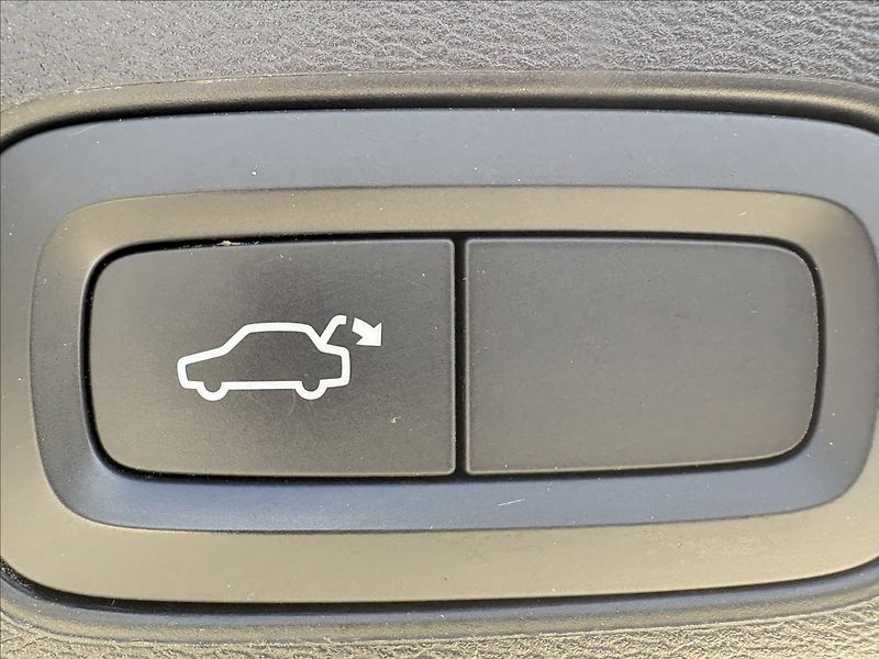 Volvo XC60 T4 155 KW POLESTAR MONENTUM - fotka 30 z 30