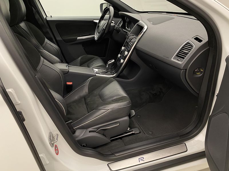 Volvo XC60 D4 AWD MOMENTUM AUT  - fotka 21 z 48