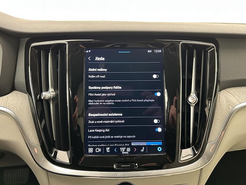 Volvo V60 2.0 B5 4x4 CC PLUS - fotka 27 z 31
