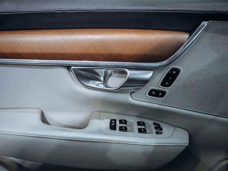Volvo S90 2.0 D5 AWD Inscription 173kW - fotka 10 z 23