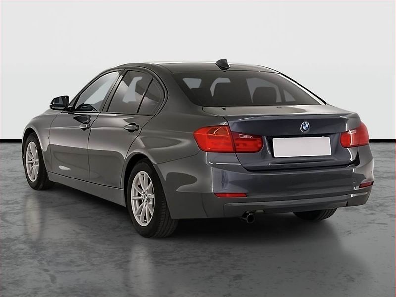 BMW Řada 3 (2013) Edition Sport 320 i - fotka 4 z 24