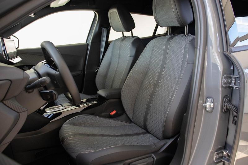 Peugeot 2008 ALLURE Hybrid 145 e-DCS6 - fotka 9 z 16