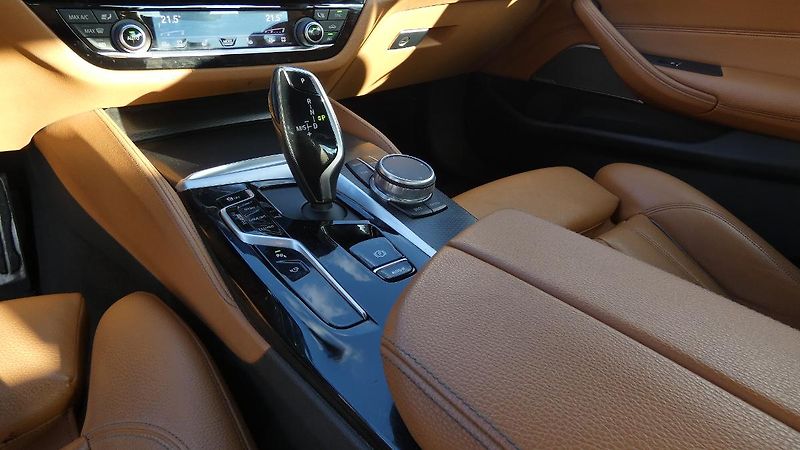 BMW Řada 5 M 550i xDrive - fotka 6 z 25