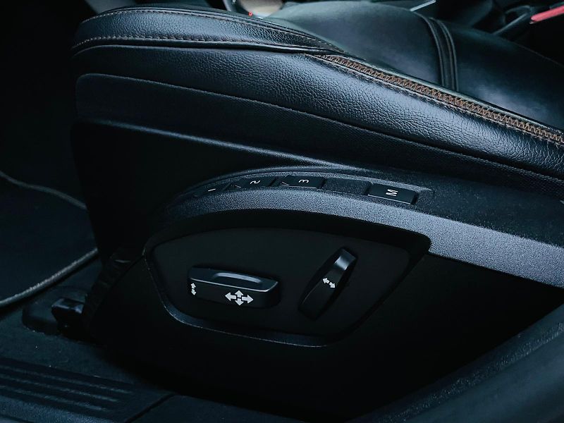 Volvo V40 2.0D3 MANUÁL CROSS SERVISKA  - fotka 39 z 43
