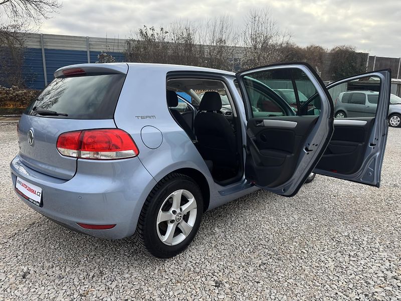 Volkswagen Golf 1.2TSi,rezervace - fotka 9 z 41
