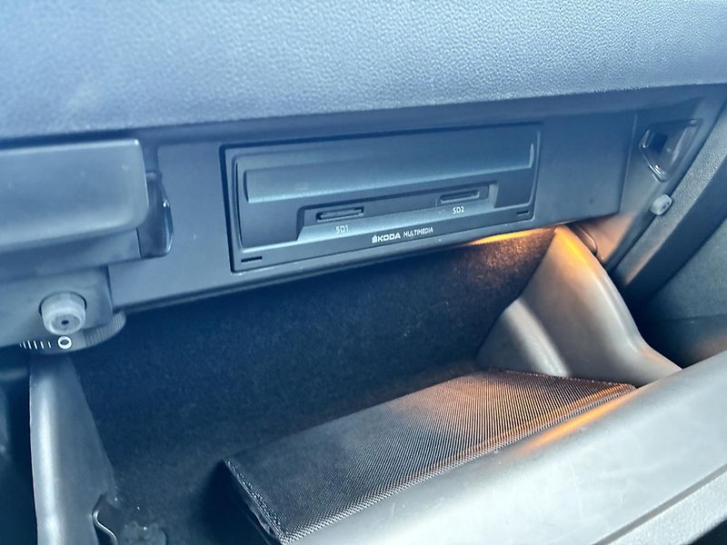 Škoda Karoq 110 kW Style 4x4 DSG 1.MAJITEL - fotka 33 z 38