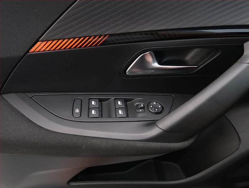 Peugeot 2008 (2021) Active 50 kWh, SoH 87% - fotka 21 z 23